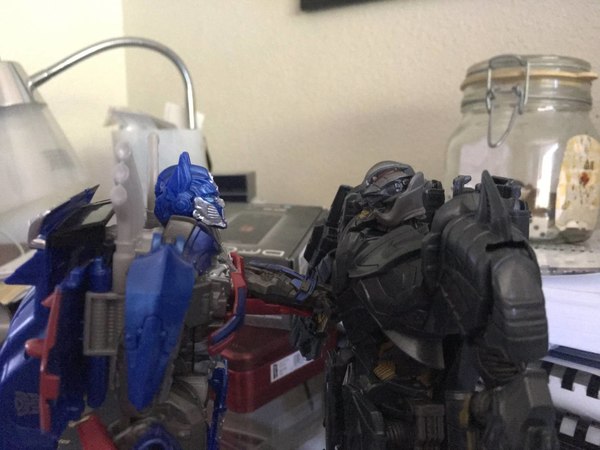 The Last Knight Voyager Megatron Transformation Demo Video And In Hand Gallery 13 (13 of 20)